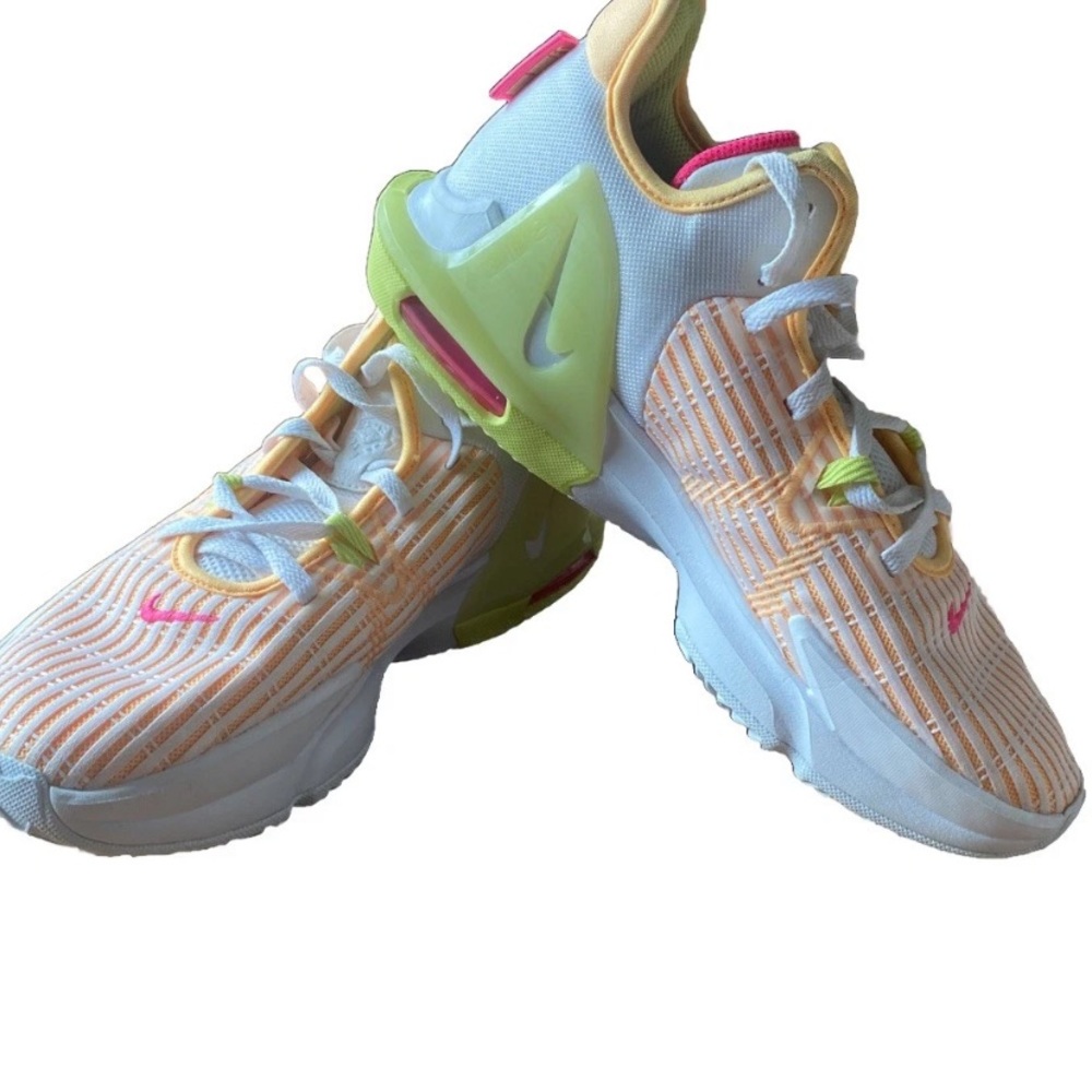 Nike LeBron Shoes men’s Sz 9.5 women sz 11-witness 6 white melon tint